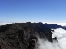 Nebel zieht auf über der Caldera, im Hintergrund der Teide